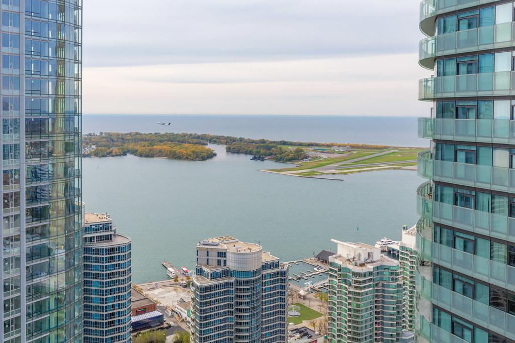 Noel Suites - York And Simcoe St. Τορόντο Εξωτερικό φωτογραφία